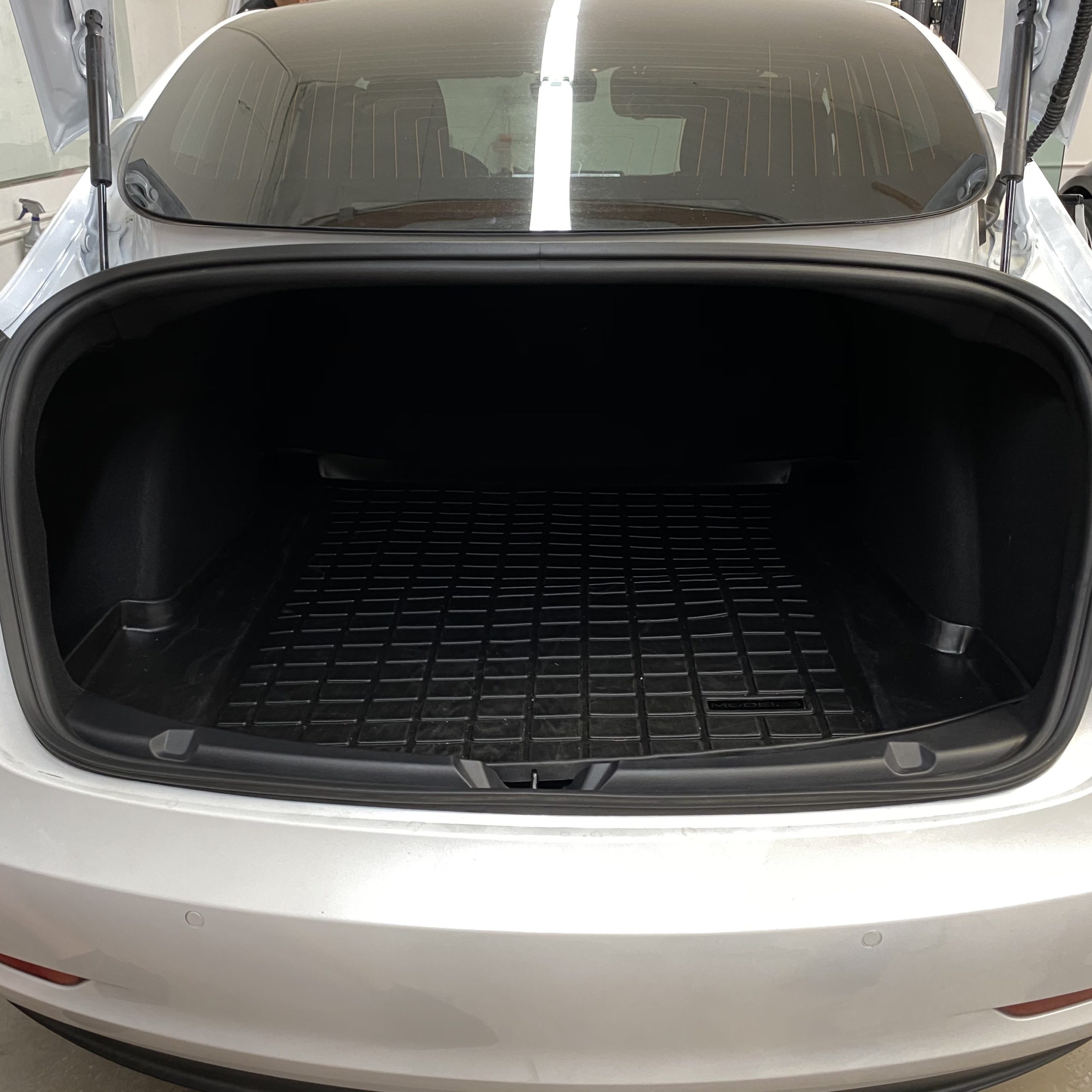 Tesla LED Beleuchtung im Kofferraum austauschen - Teslawissen